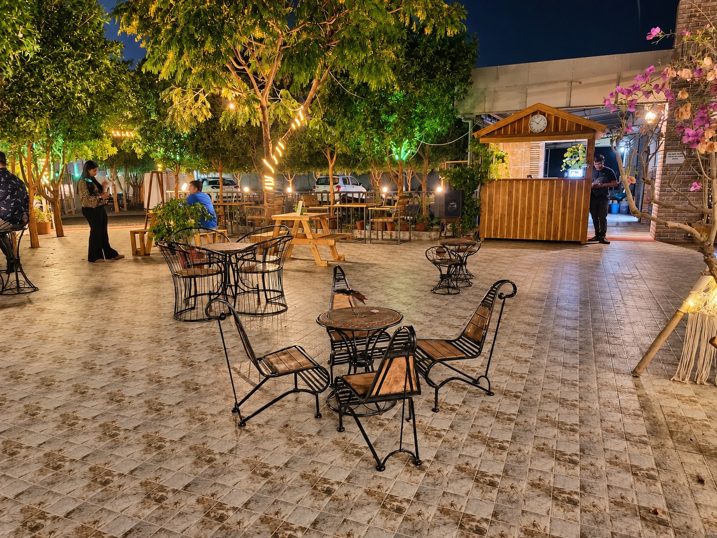 The Leaf garden and café kiosk, Nadiad