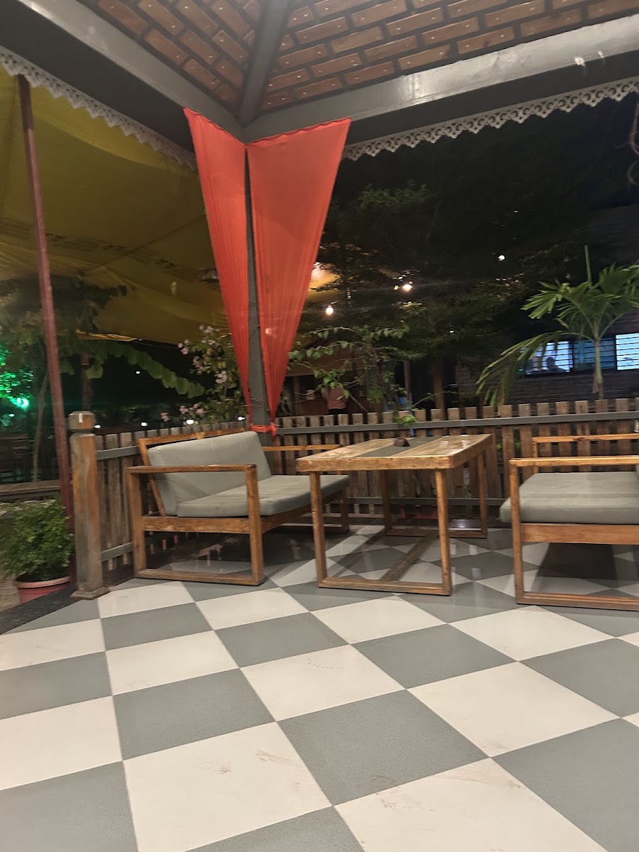 Evening seating in the garden at The Leaf